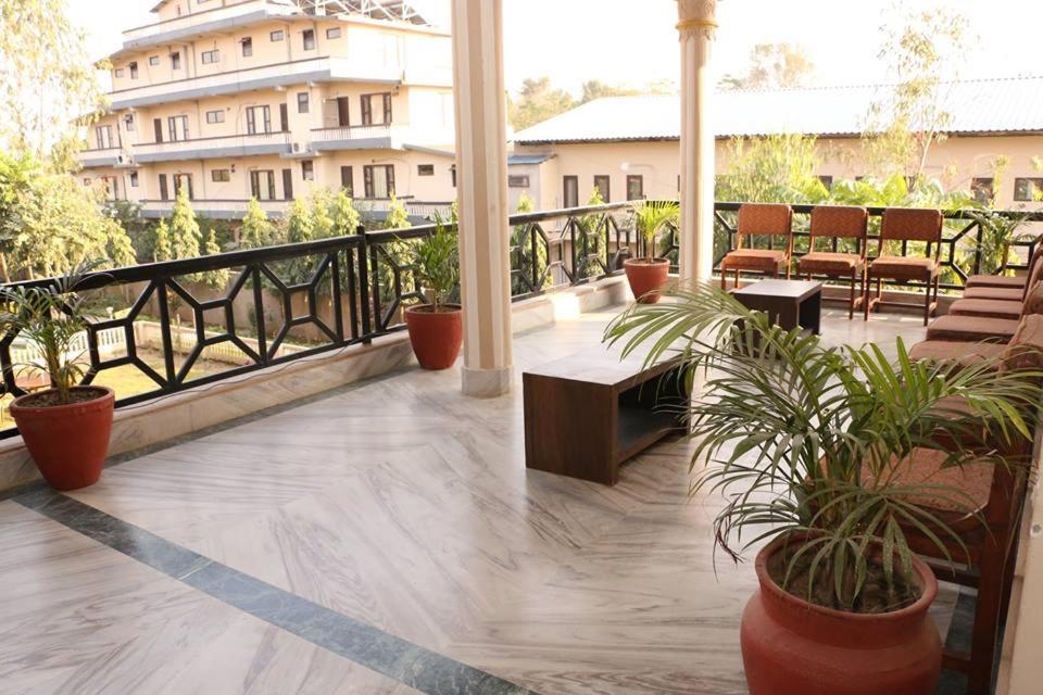 Hotel Royal Safari Sauraha Eksteriør bilde