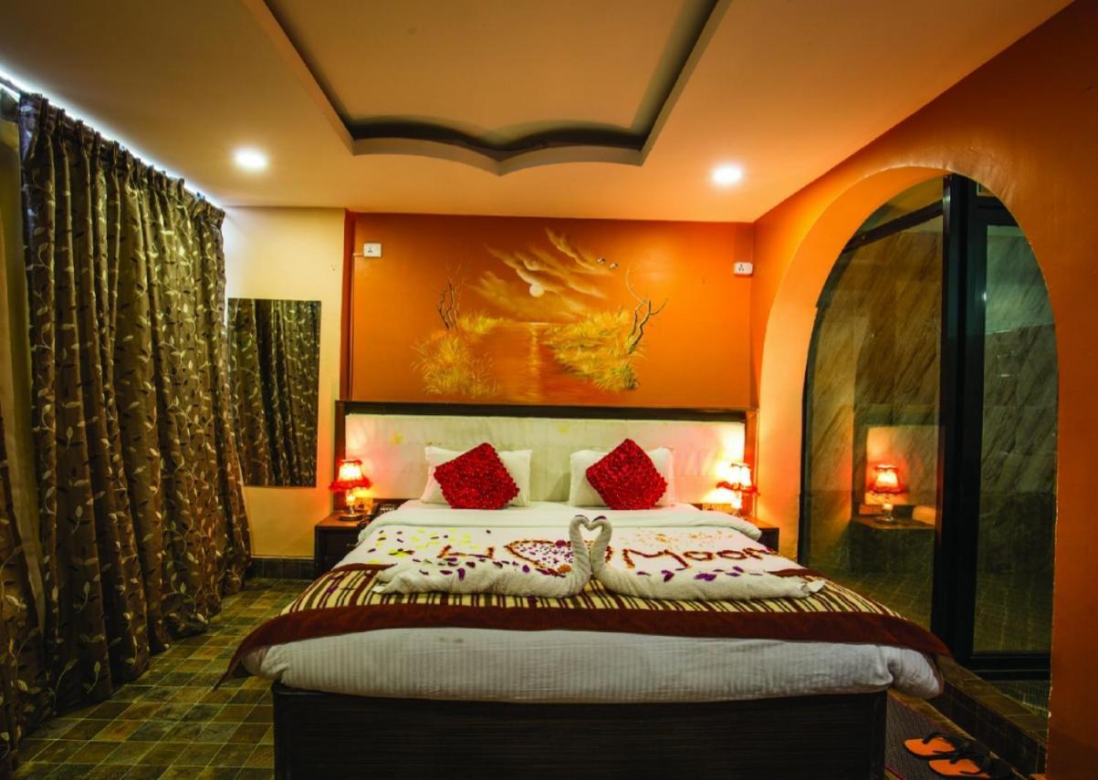 Hotel Royal Safari Sauraha Eksteriør bilde