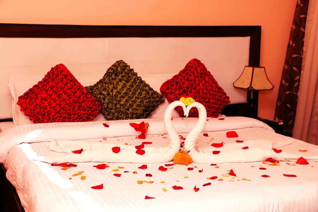 Hotel Royal Safari Sauraha Eksteriør bilde