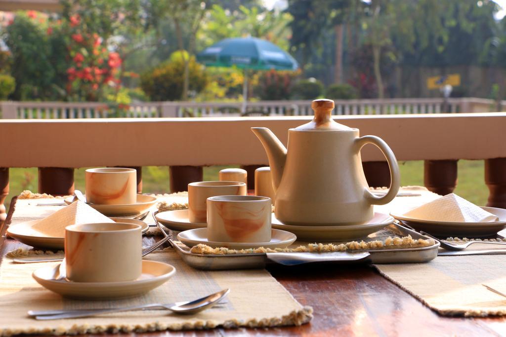 Hotel Royal Safari Sauraha Eksteriør bilde