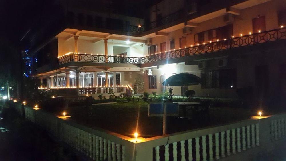 Hotel Royal Safari Sauraha Eksteriør bilde