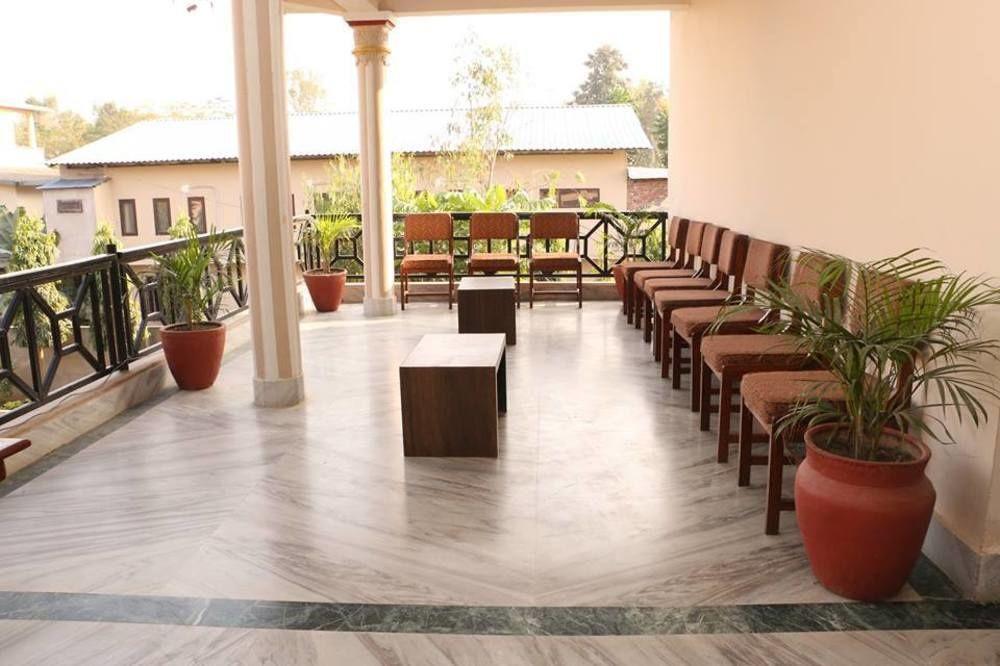 Hotel Royal Safari Sauraha Eksteriør bilde