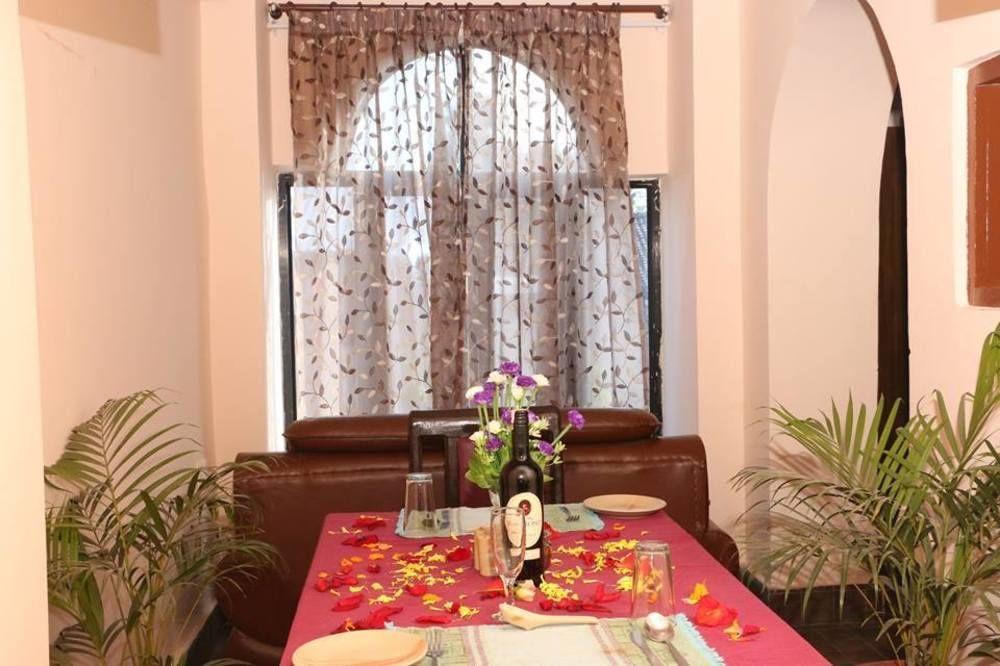 Hotel Royal Safari Sauraha Eksteriør bilde