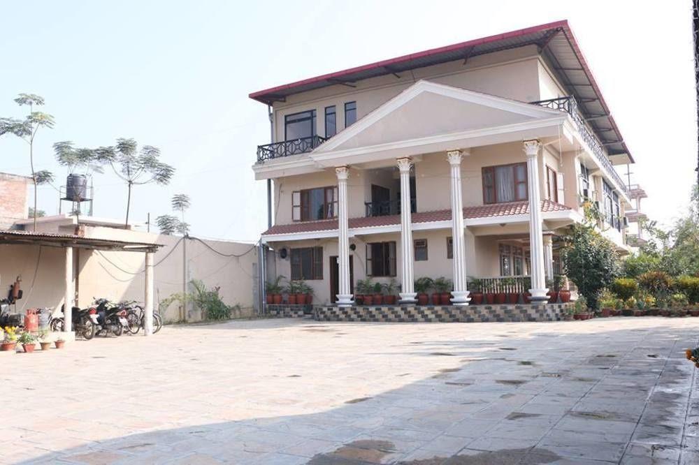 Hotel Royal Safari Sauraha Eksteriør bilde