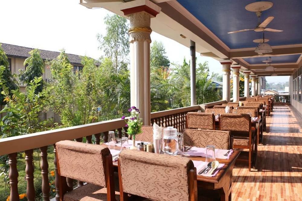 Hotel Royal Safari Sauraha Eksteriør bilde