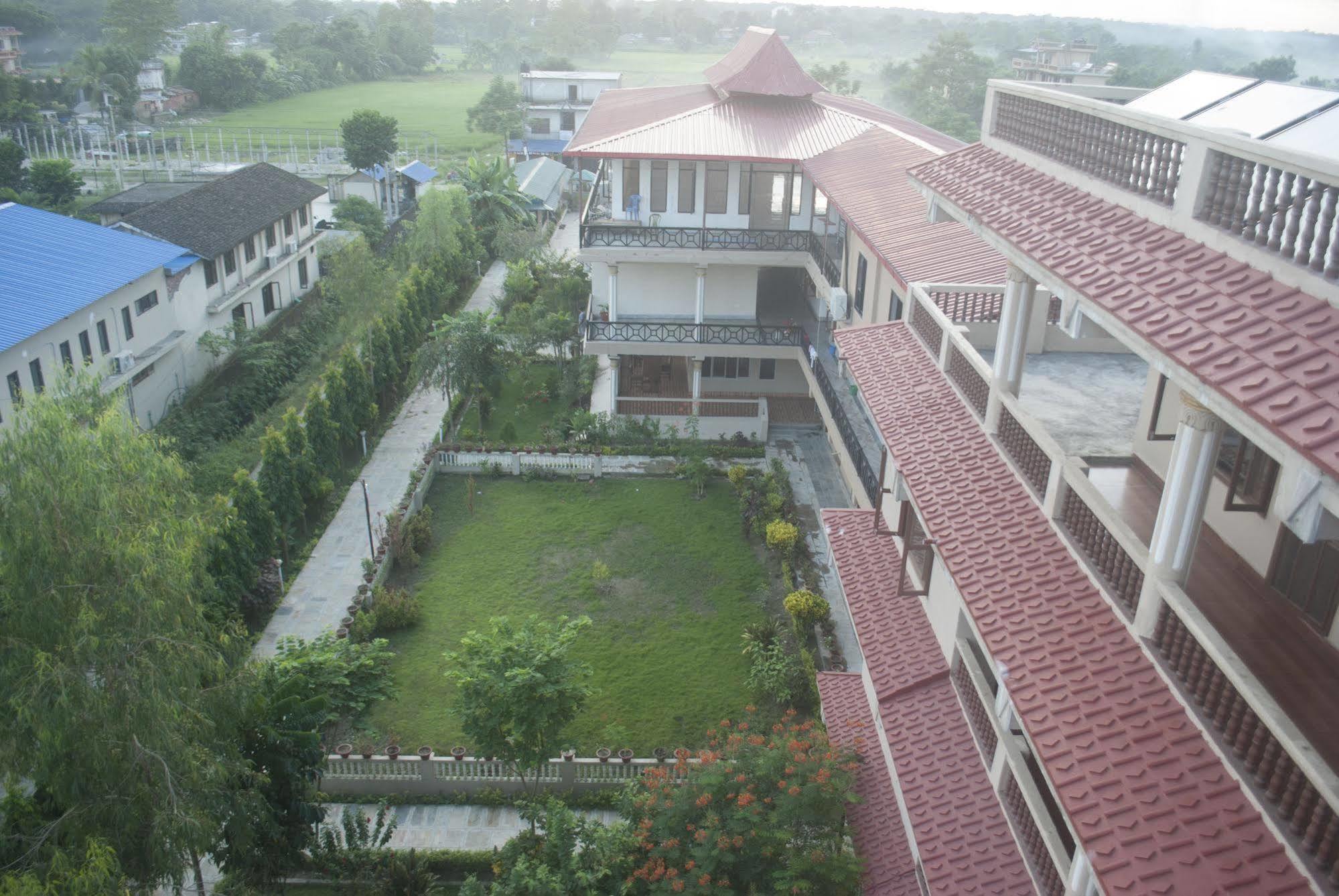 Hotel Royal Safari Sauraha Eksteriør bilde