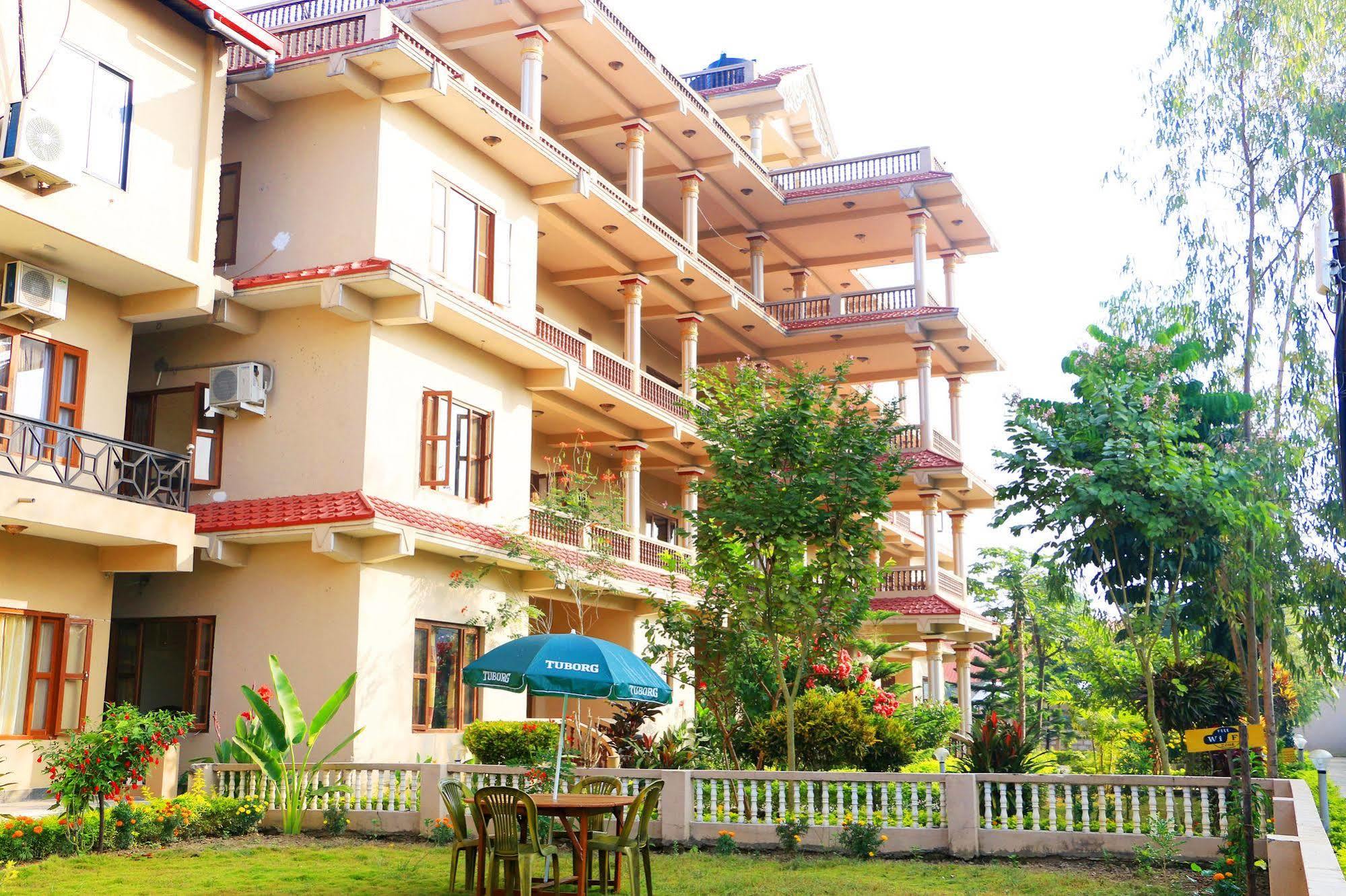 Hotel Royal Safari Sauraha Eksteriør bilde