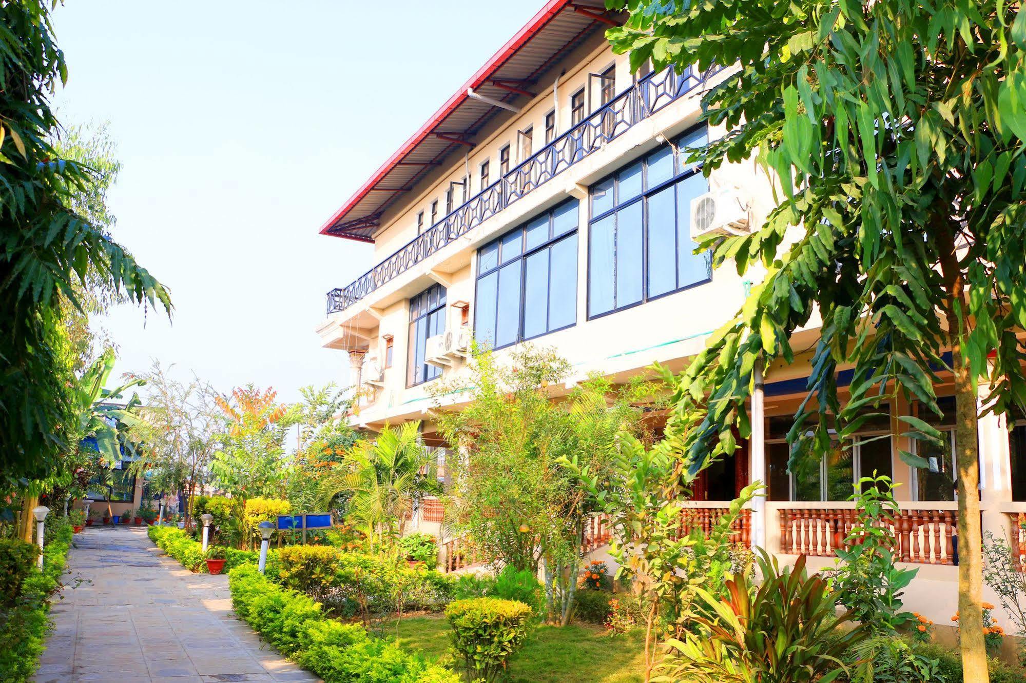 Hotel Royal Safari Sauraha Eksteriør bilde