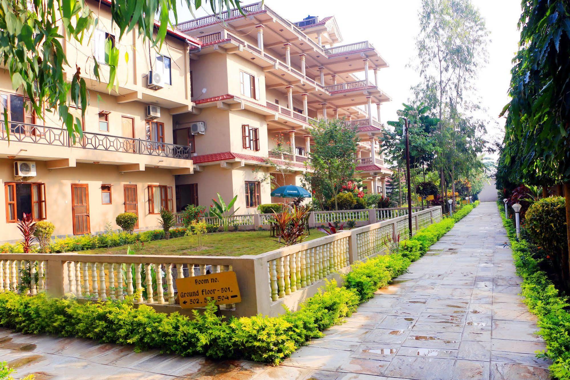 Hotel Royal Safari Sauraha Eksteriør bilde