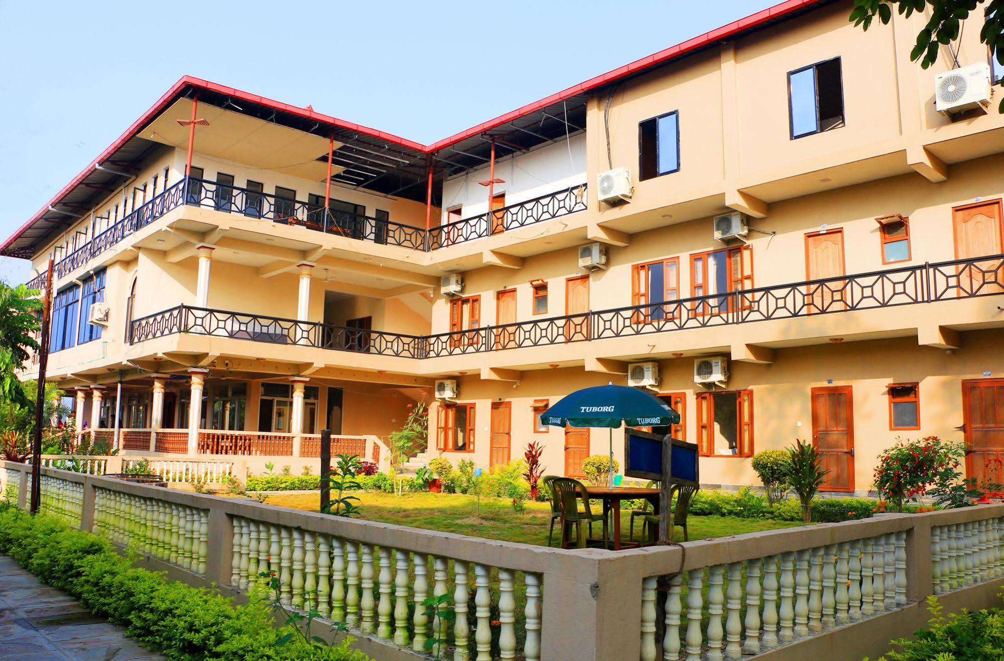 Hotel Royal Safari Sauraha Eksteriør bilde