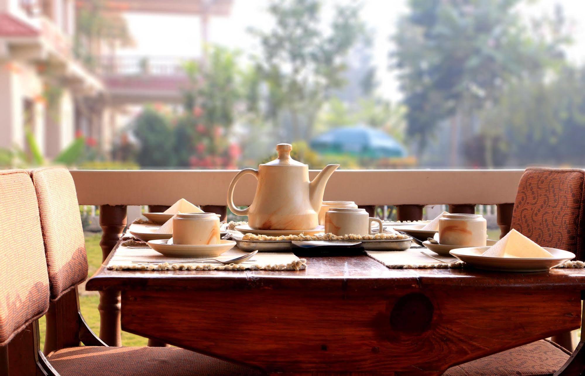 Hotel Royal Safari Sauraha Eksteriør bilde