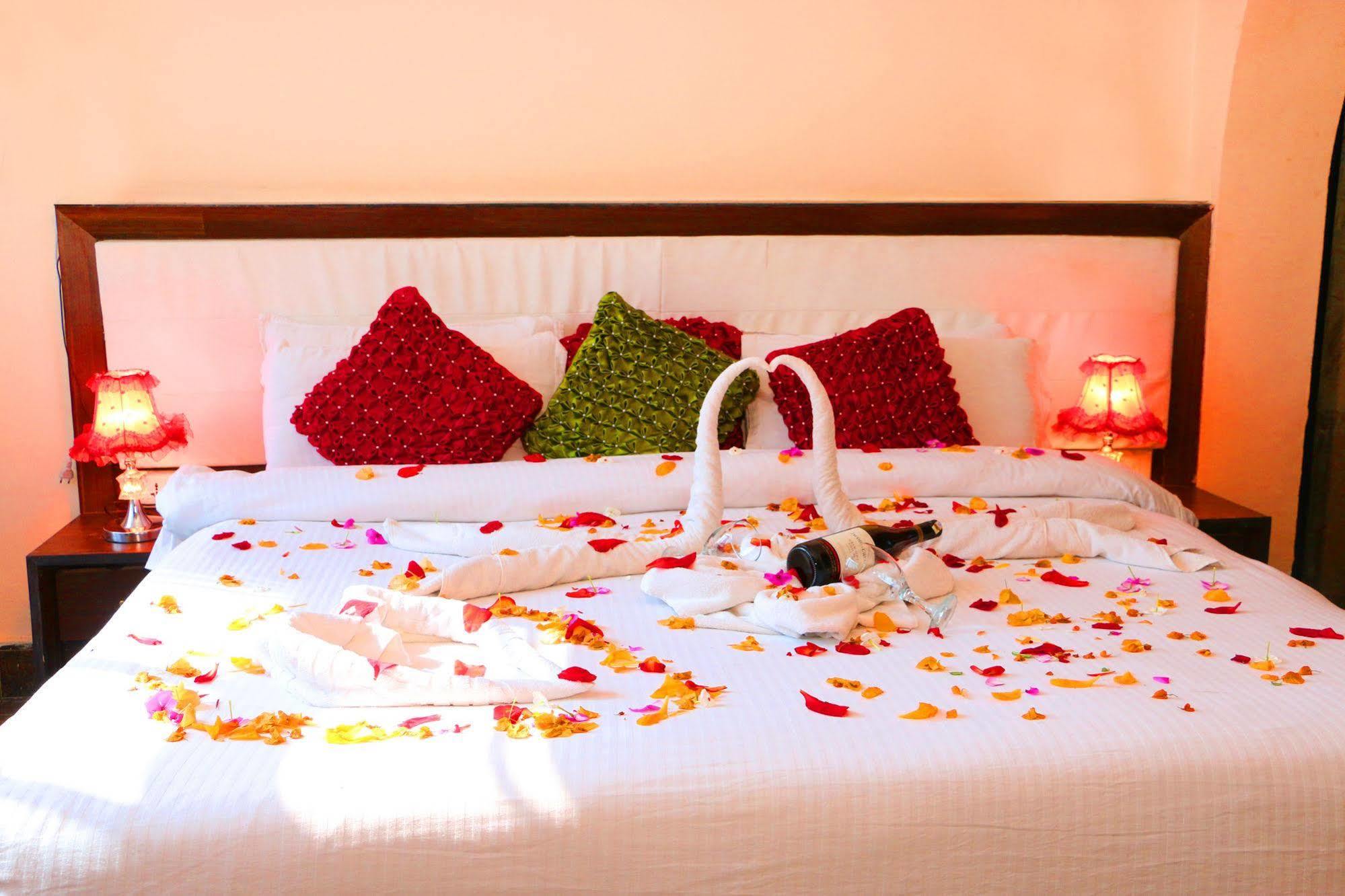 Hotel Royal Safari Sauraha Eksteriør bilde