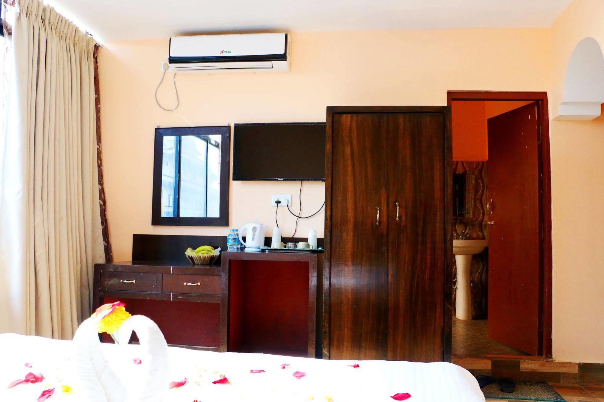 Hotel Royal Safari Sauraha Eksteriør bilde