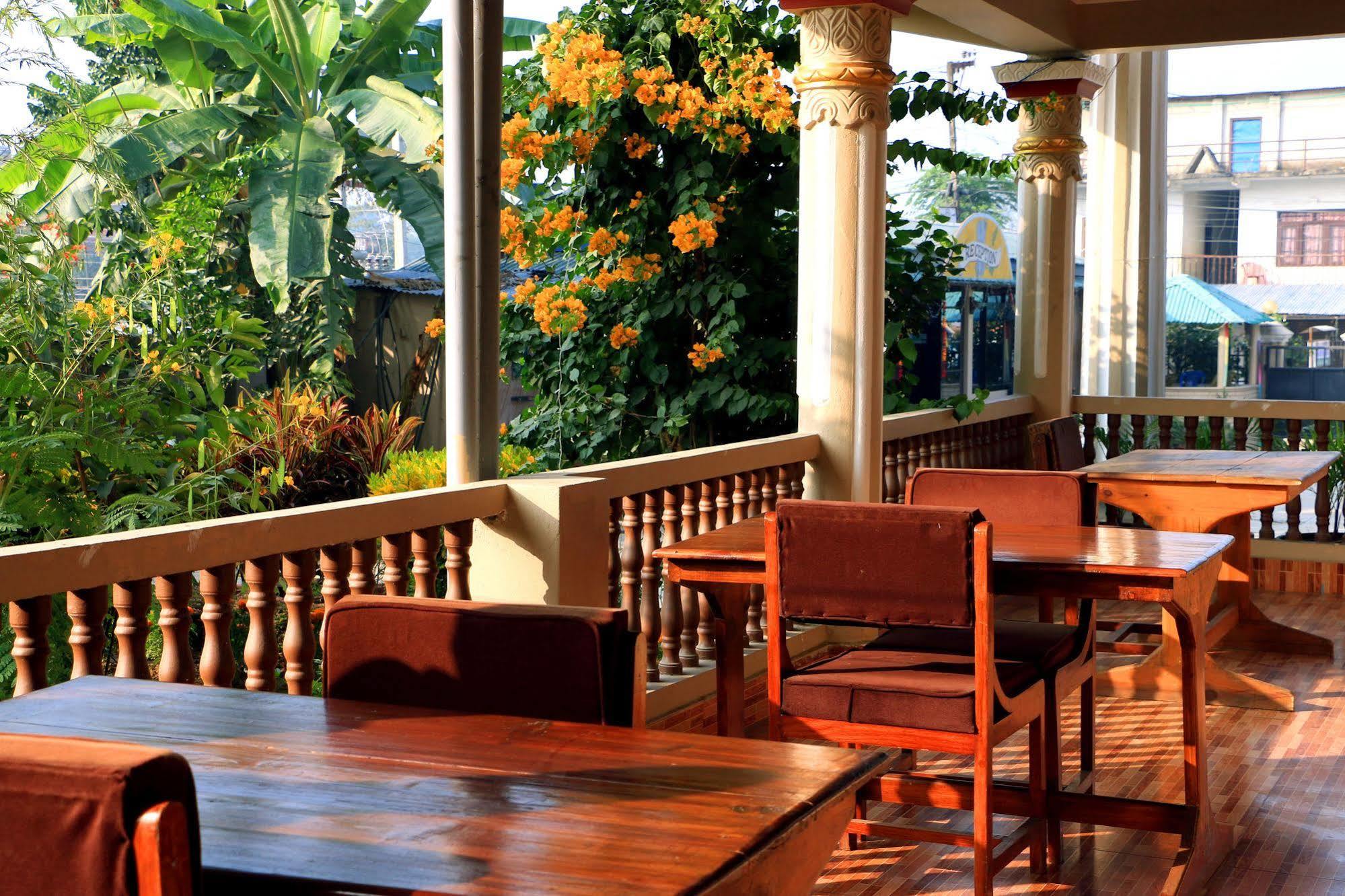 Hotel Royal Safari Sauraha Eksteriør bilde