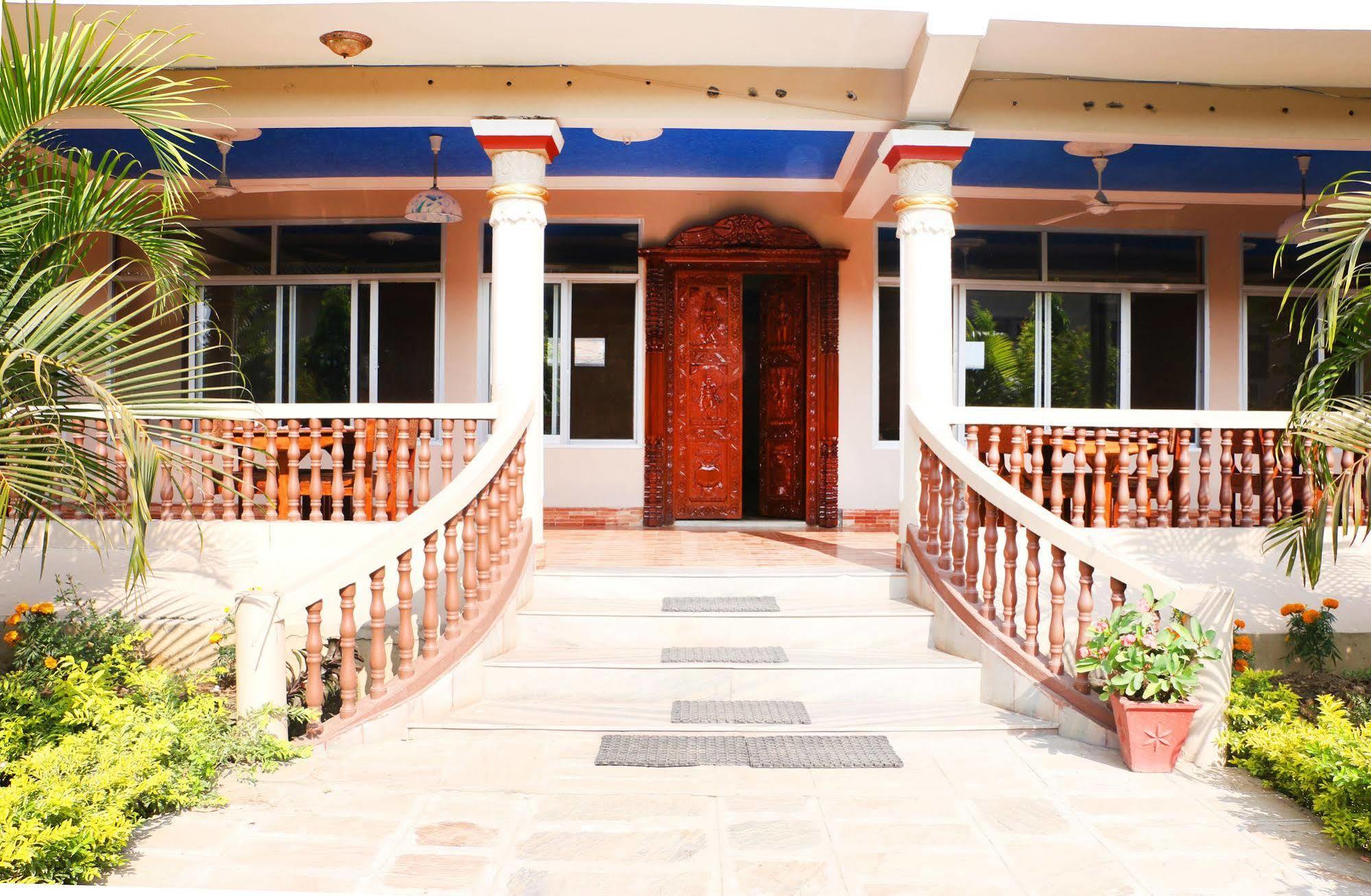 Hotel Royal Safari Sauraha Eksteriør bilde